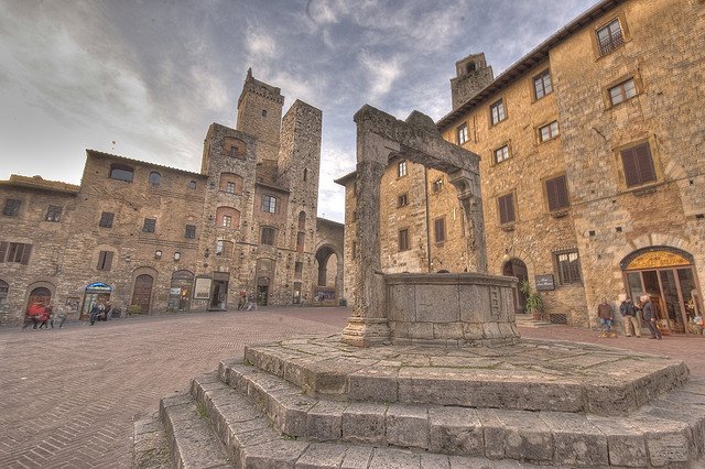 Tuscany_town_ San Gimignano_streets